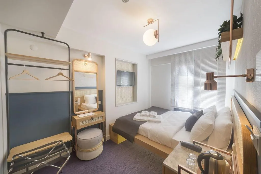 Room, Viva La Vita, Izmir