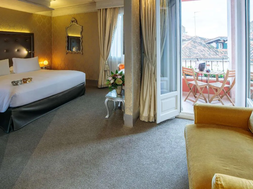TRIPLE DELUXE CANAL VIEW Room, Papadopoli Hotel Venezia - MGallery Collection, Venice