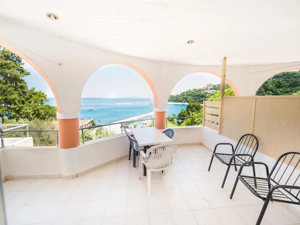 STUDIO CAPACITY 3 Room, Harbour View, Kalamata