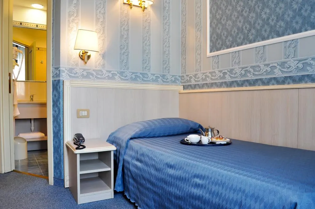 Room, Garda, Milan