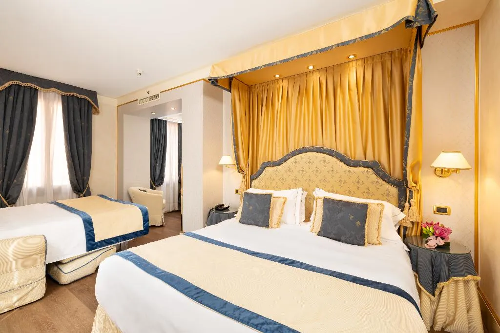JUNIOR SUITE CAPACITY 3 Room, A La Commedia, Venice