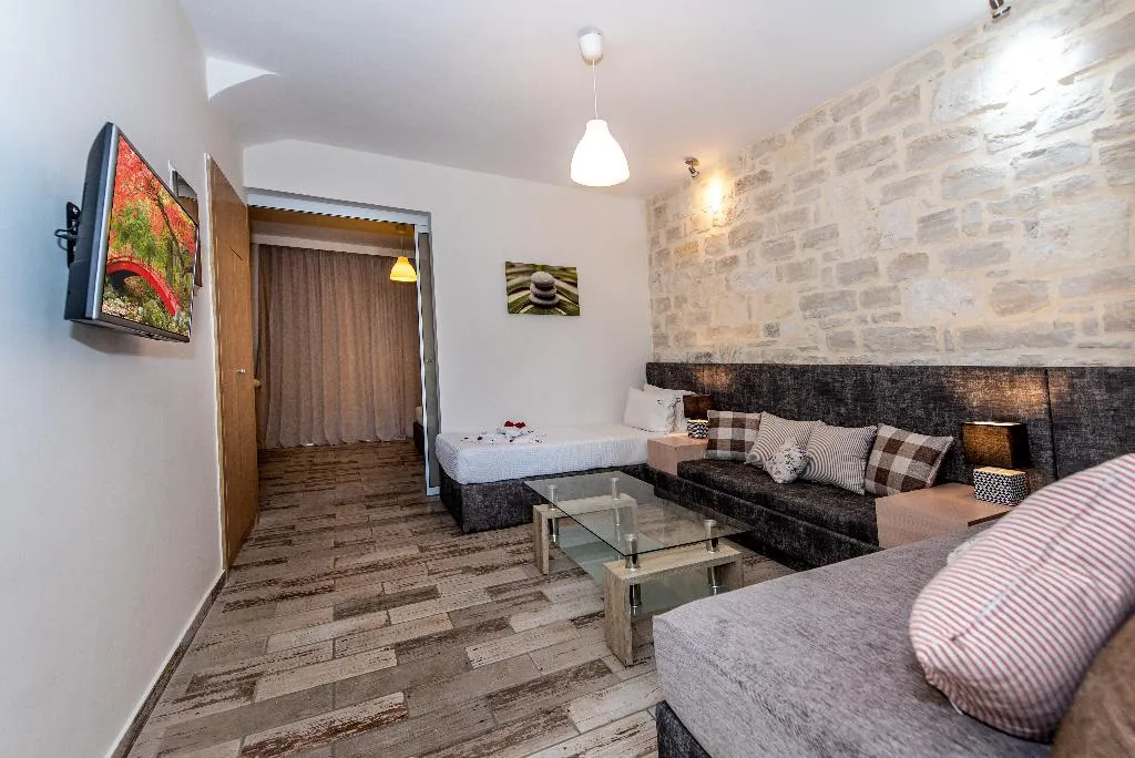 SUITE WITH PRIVATE POOL Room, RG Village Crete, Crete