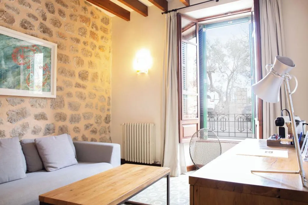 Room, D'Es Puig, Majorca