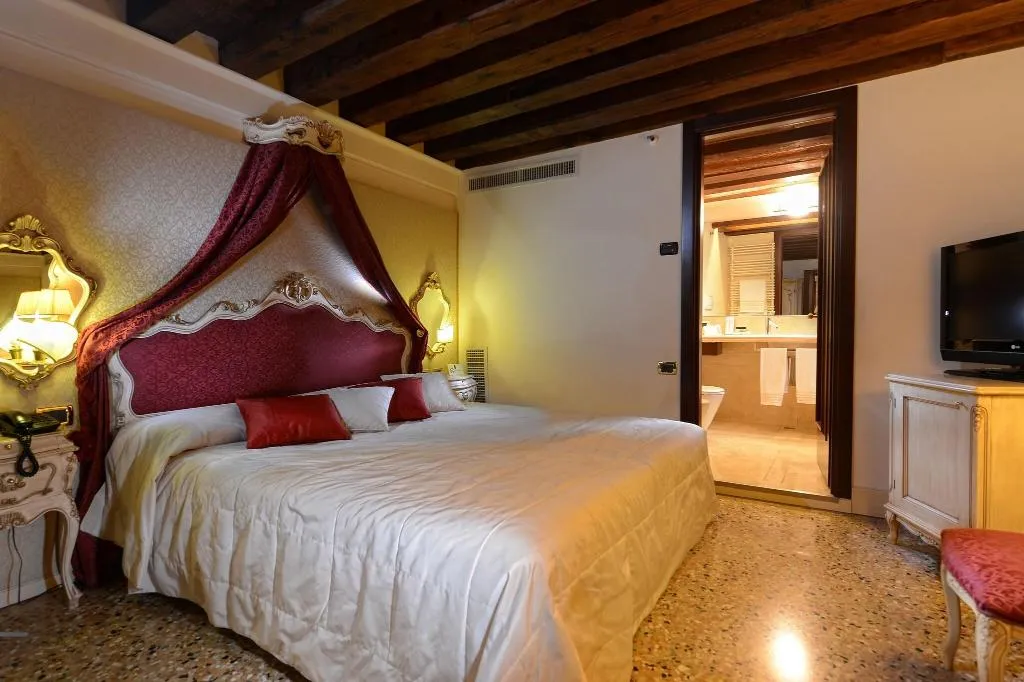 SUITE CANAL VIEW Room, Ruzzini Palace, Venice