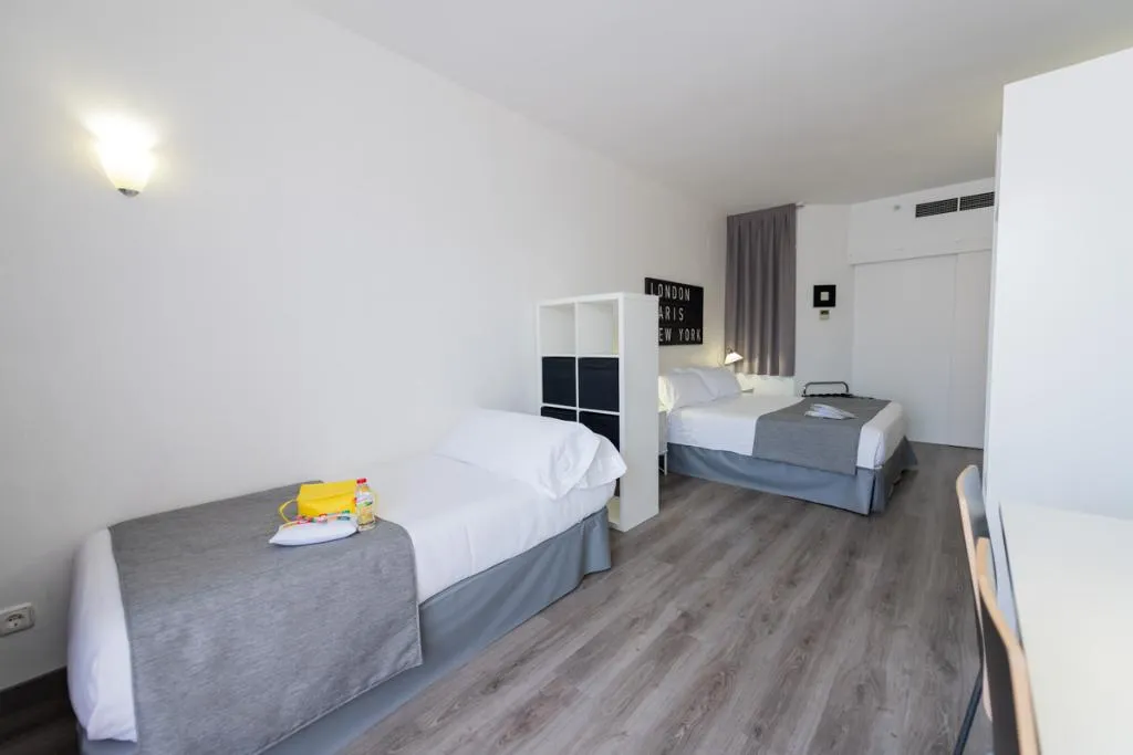 TRIPLE STANDARD Room, Aparthotel Atenea Calabria, Barcelona