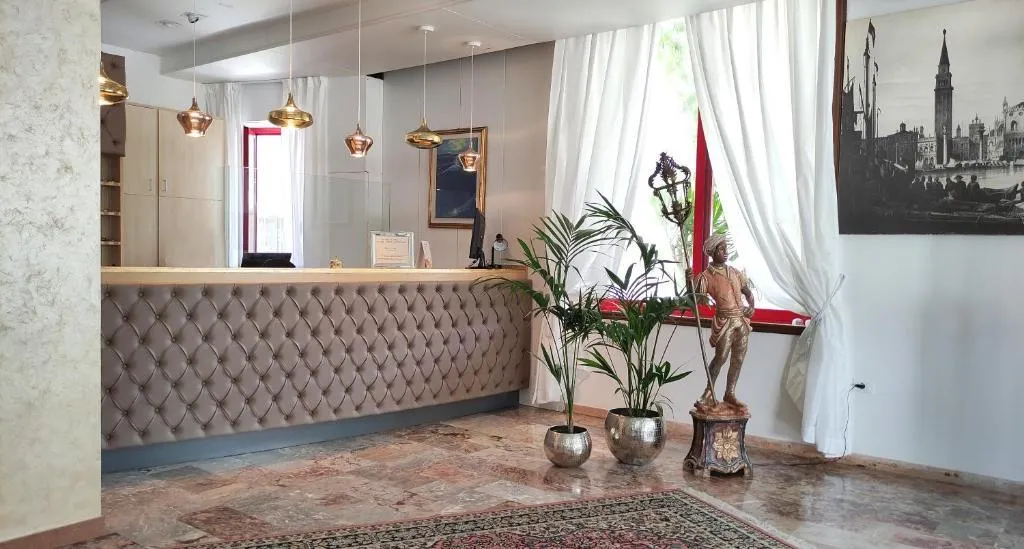 Lobby, Oxford, Venice