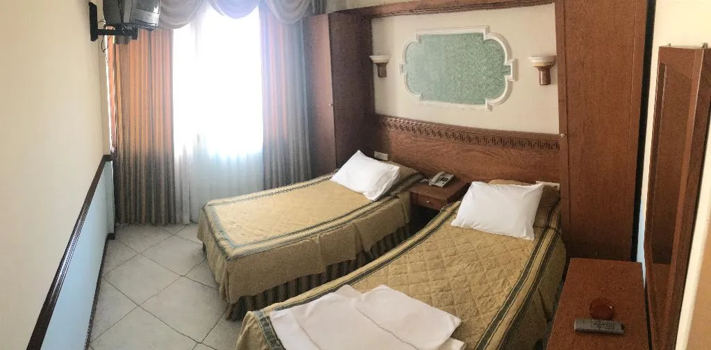 Room, Seren Sari, Dalaman