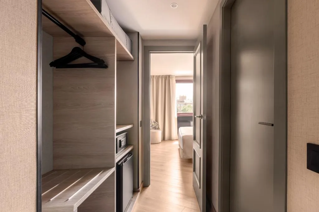 QUADRUPLE STANDARD Room, Acta Piramides, Madrid