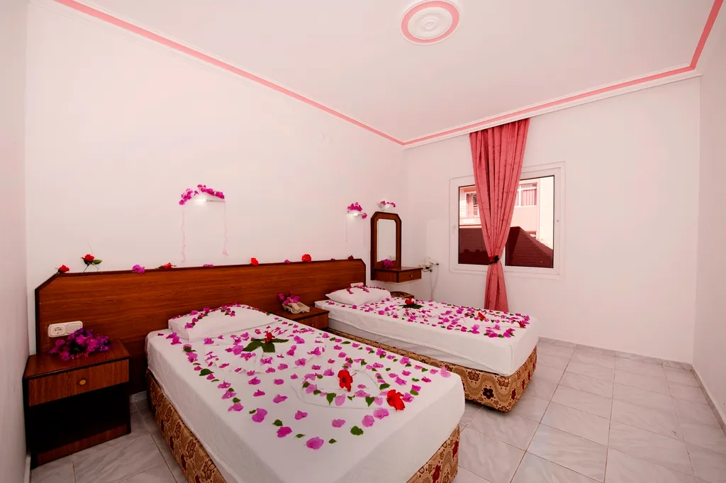 Room, Rosy Apart, Dalaman