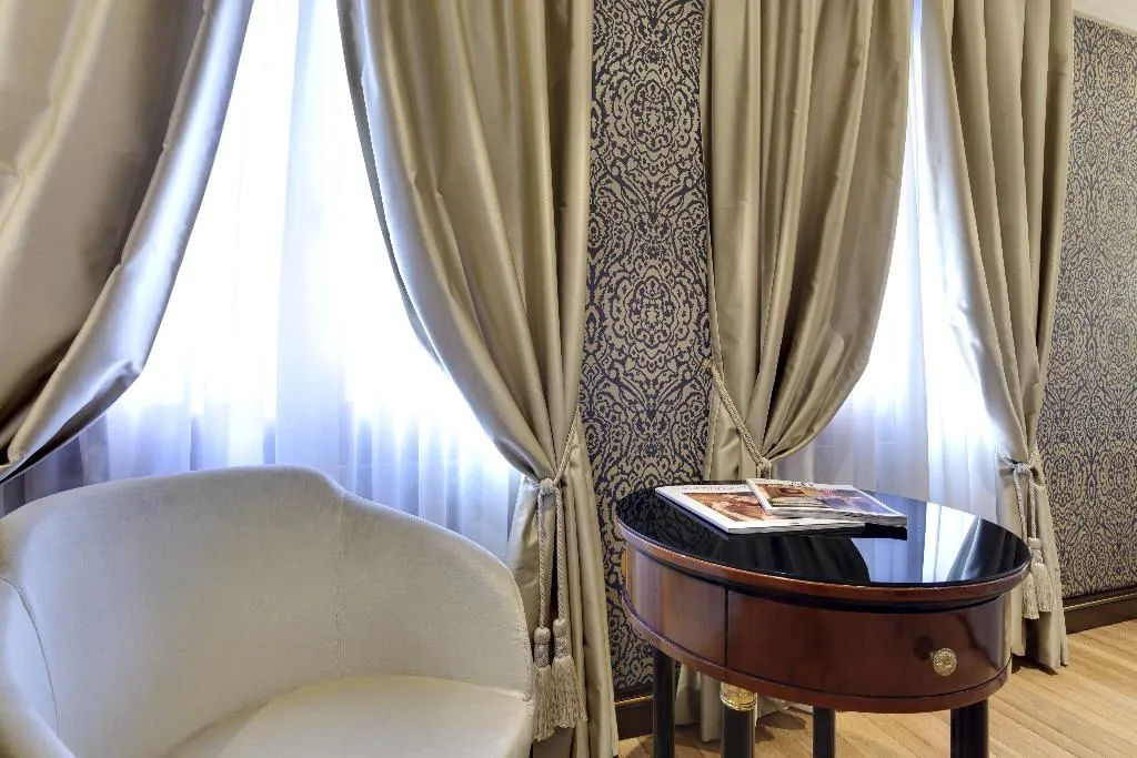 JUNIOR SUITE STANDARD Room, Dona Palace, Venice