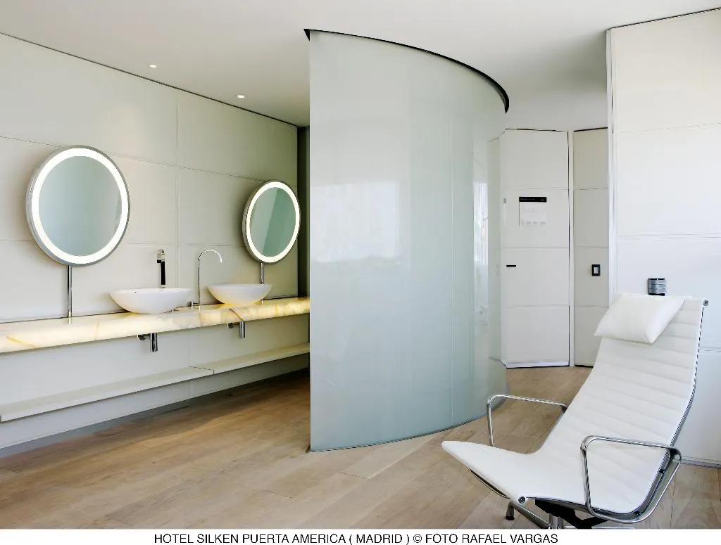 JUNIOR SUITE STANDARD Room, Puerta America Madrid, Madrid