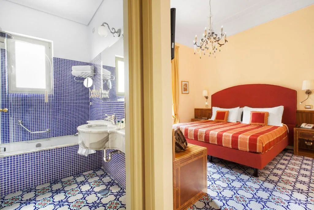 Double or Twin CLASSIC QUEEN BED Room, Antiche Mura, Naples