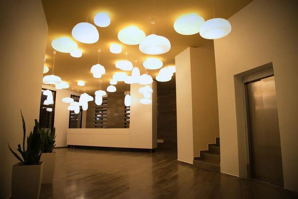 Lobby, Bologna, Kavaje