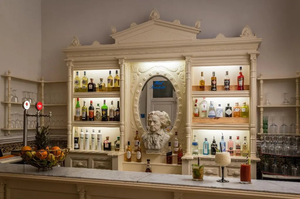 Bar, Medium Romantic, Costa Brava