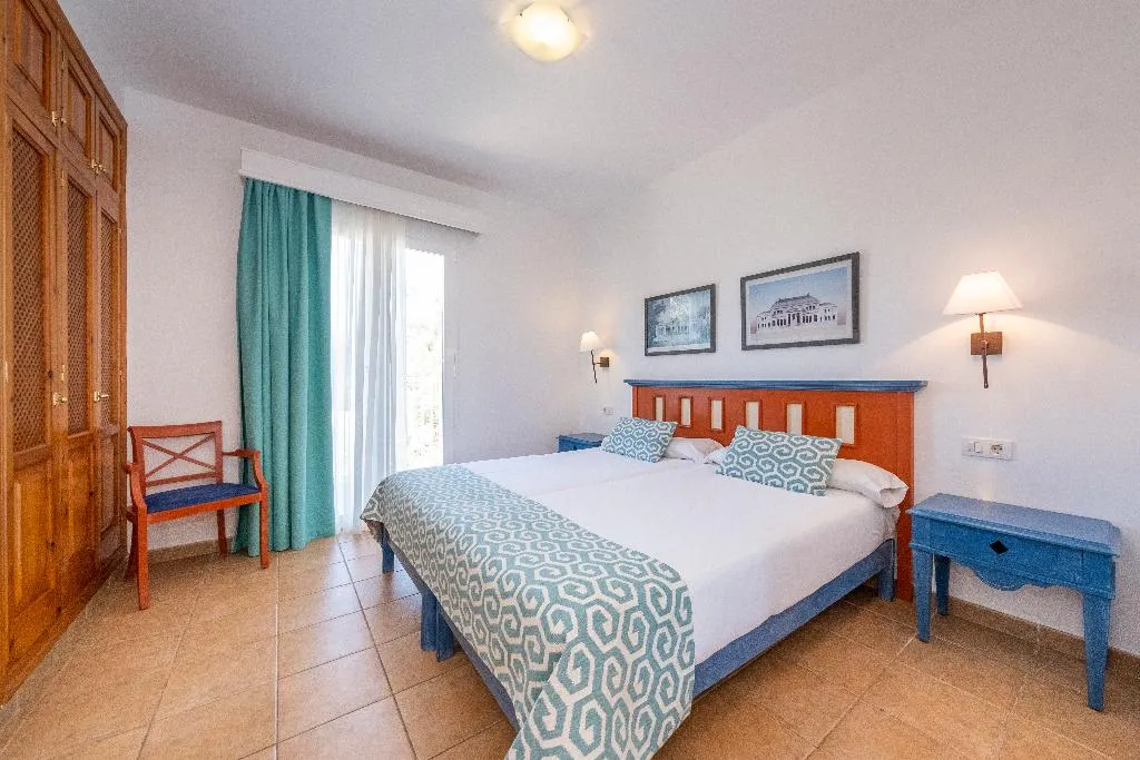 APARTMENT CAPACITY 5 TWO BEDROOMS Room, Comitas Isla del Aire, Menorca