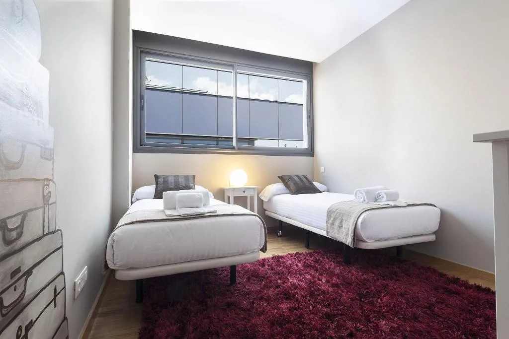 APARTMENT THREE BEDROOMS Room, Laumon, Barcelona
