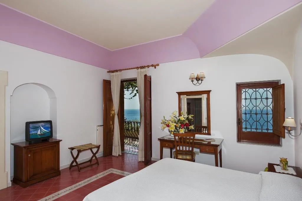 Room, California, Naples