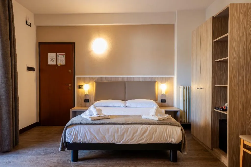 JUNIOR SUITE CAPACITY 5 Room, Hotel Gardenia Sirmione, Milan