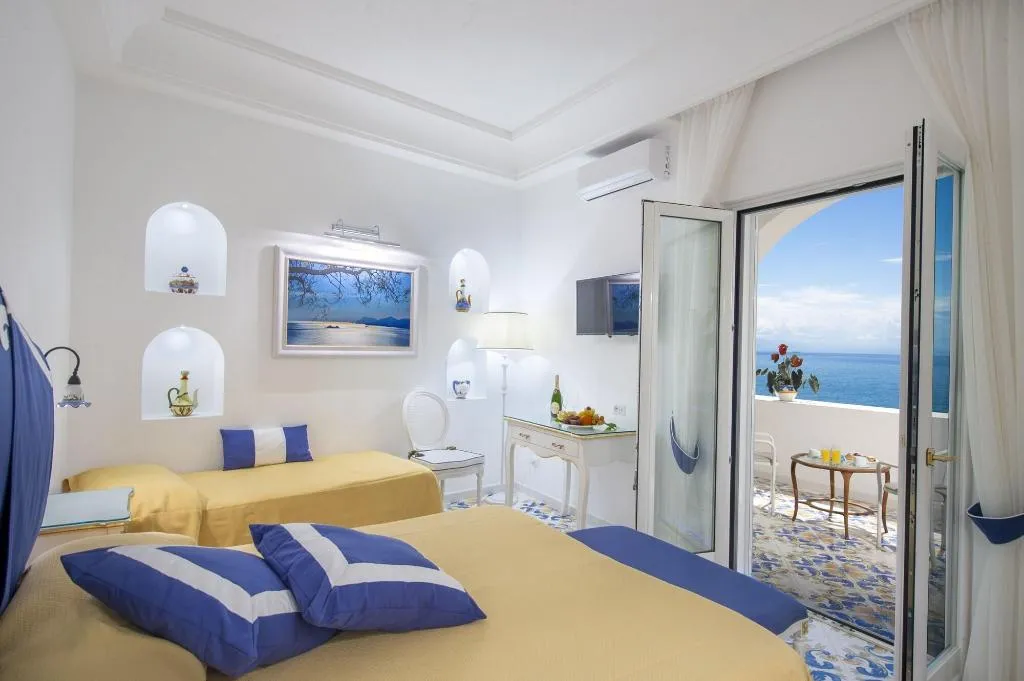 Room, Open Gate, Naples