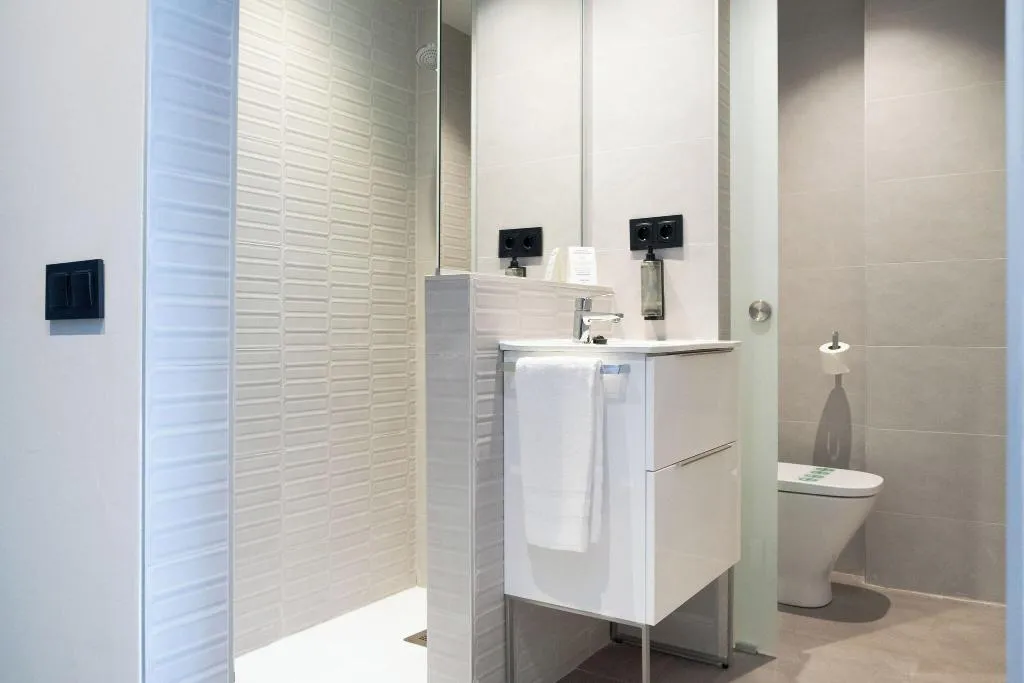 DOUBLE SINGLE USE SUPERIOR WITH DOUBLE BED Room, Checkin Montserrat, Barcelona