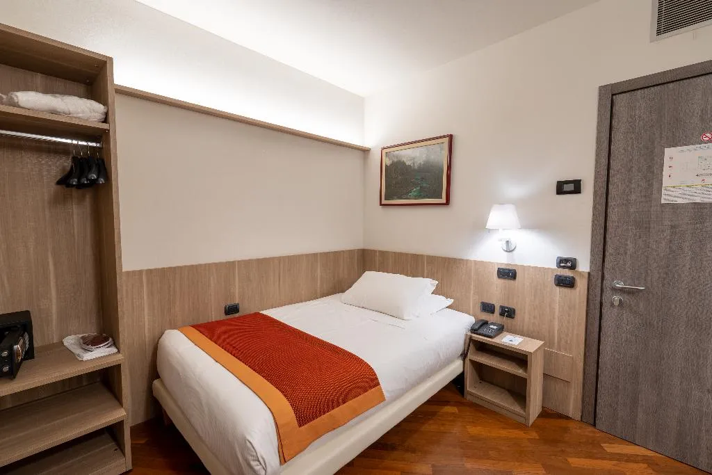 SINGLE STANDARD Room, Regina, Milan