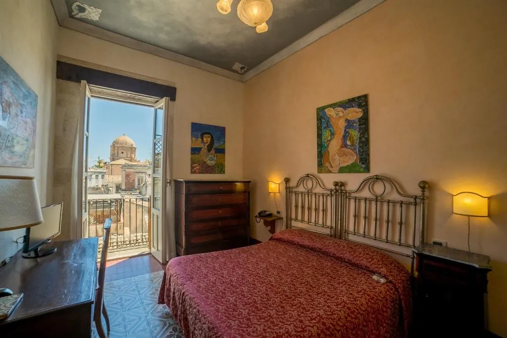 DOUBLE CLASSIC QUEEN BED Room, Charme Henry S House, Catania