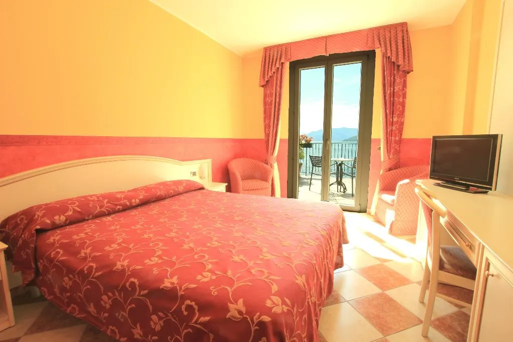 Room, Regina, Milan