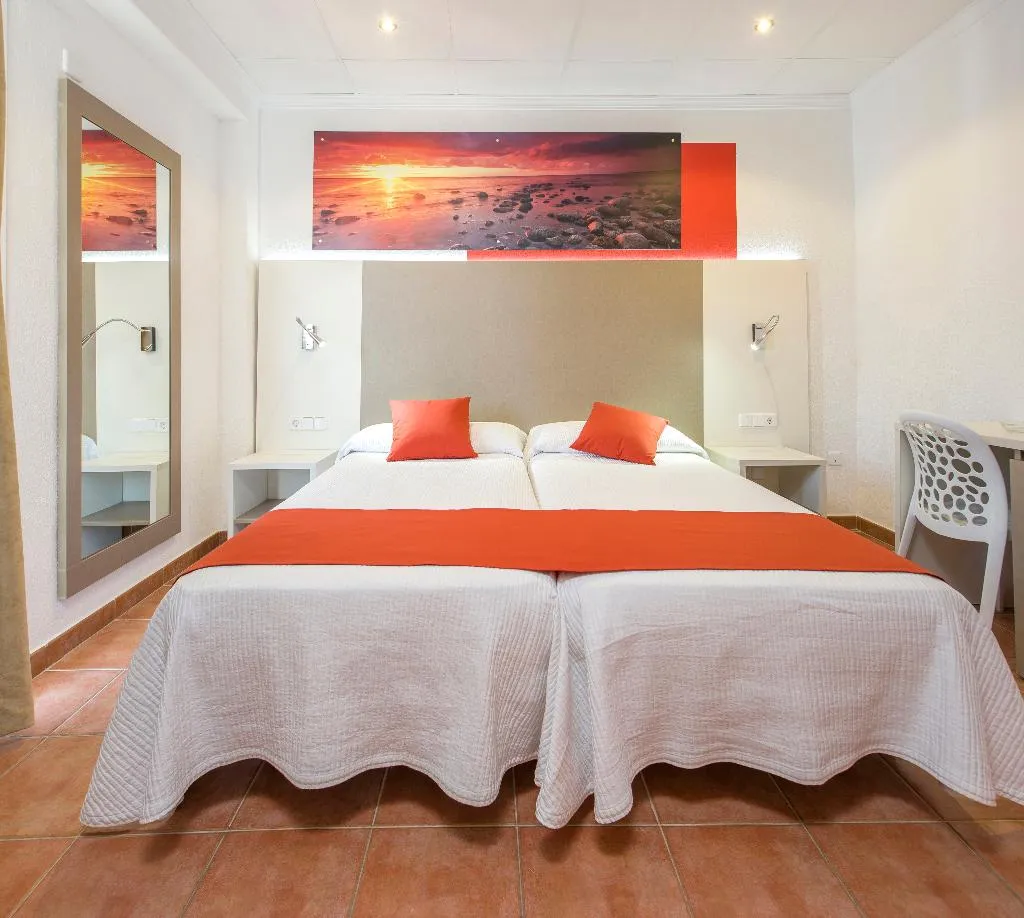 TWIN TWO BEDROOMS WITH TERRACE Room, Hostal Adelino, Ibiza