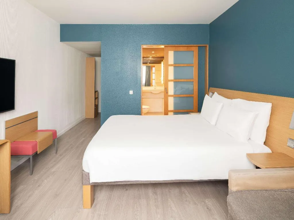DOUBLE CLASSIC QUEEN BED Room, Novotel Barcelona Cornella, Barcelona