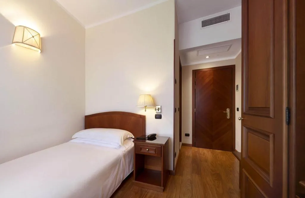 SINGLE STANDARD Room, Lancaster Hotel, Milan