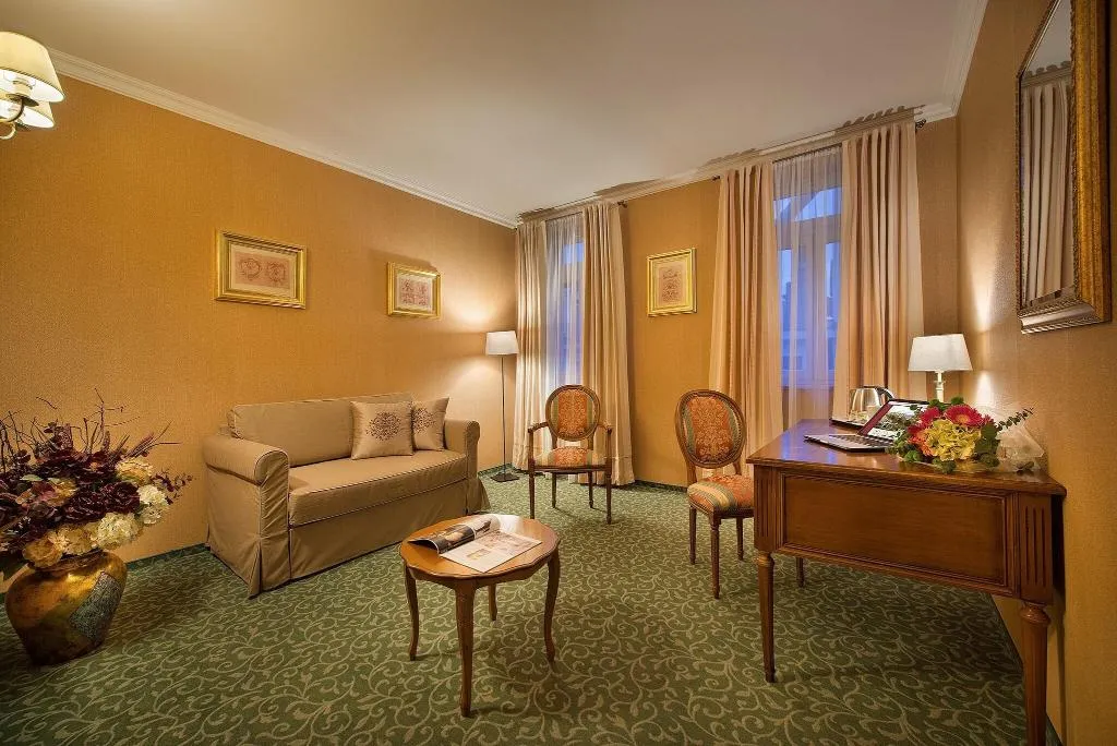SUITE THREE BEDS Room, Angelis Hotel Prague, Prague