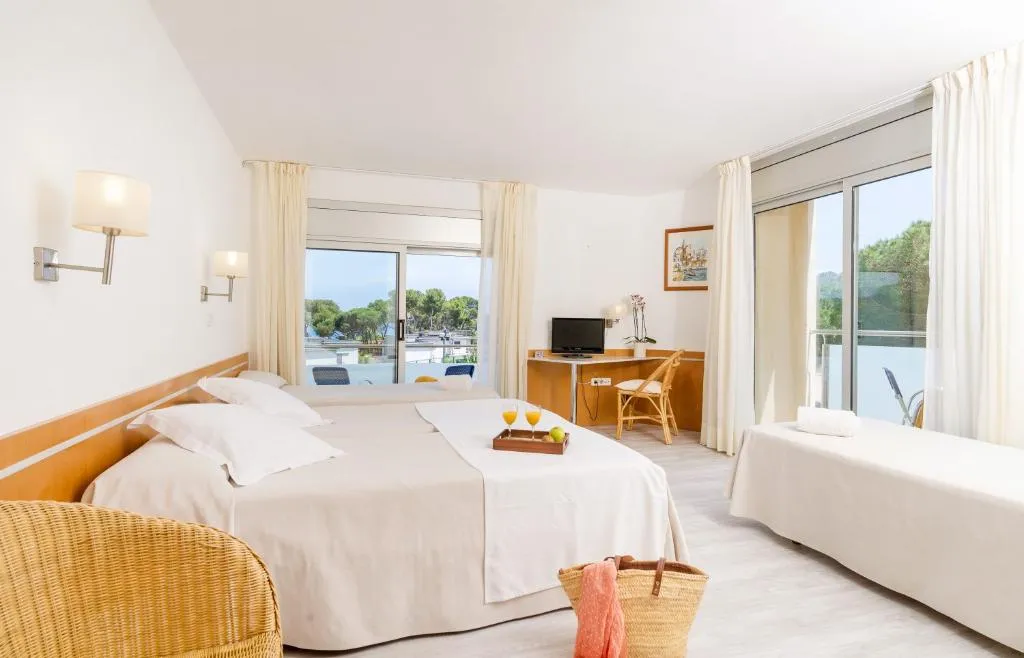 QUADRUPLE WITH BALCONY Room, Ancora, Costa Brava