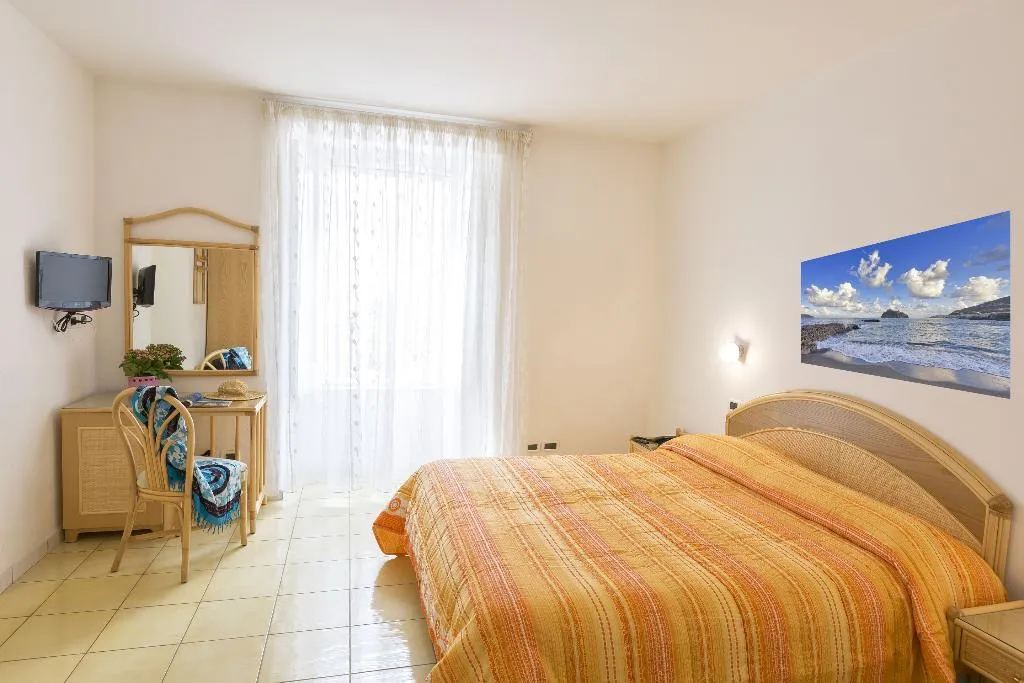 TRIPLE ECONOMY Room, Vittoria, Naples