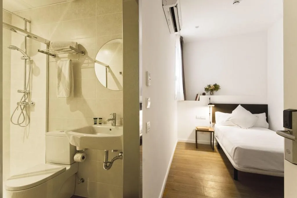Room, Som Nit Triomf, Barcelona