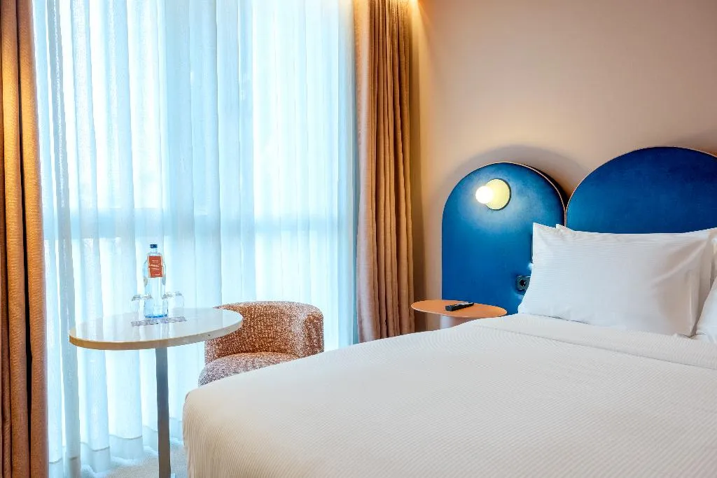 Double or Twin GUEST ROOM QUEEN BED Room, Cenica Porto Hotel, Curio Collection By Hilton, Porto
