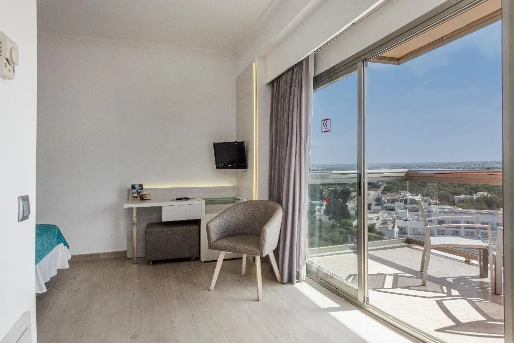 Room, Obelisco, Majorca