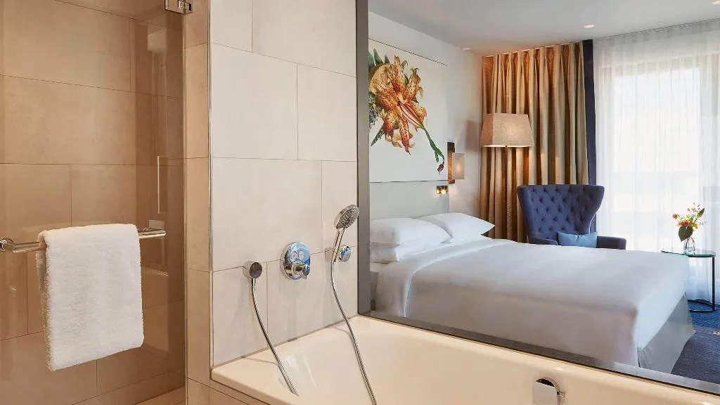 Room DELUXE KING BED Room, Hyatt Regency Amsterdam, Amsterdam