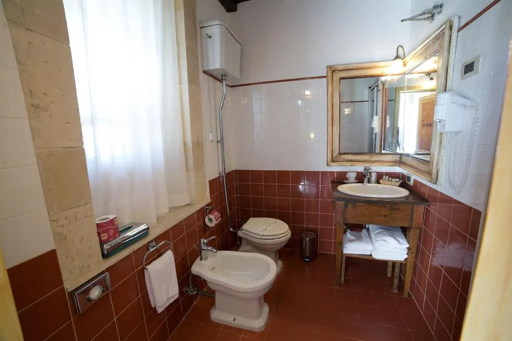 DOUBLE CLASSIC QUEEN BED Room, Charme Henry S House, Catania