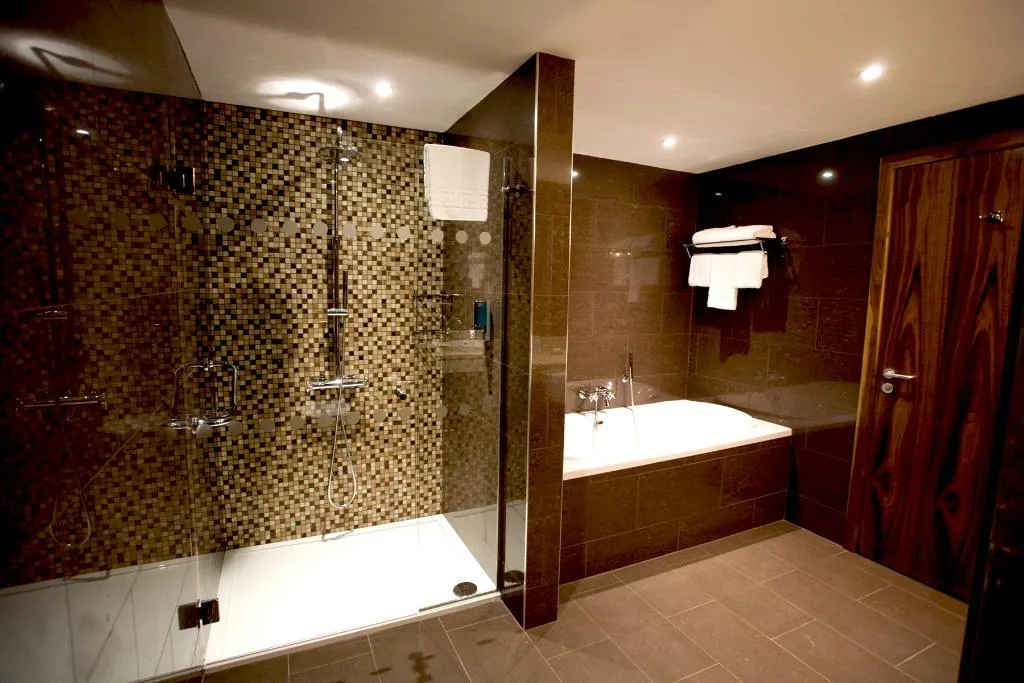 SUITE KING SIZE BED Room, Clayton Dublin Airport, Dublin