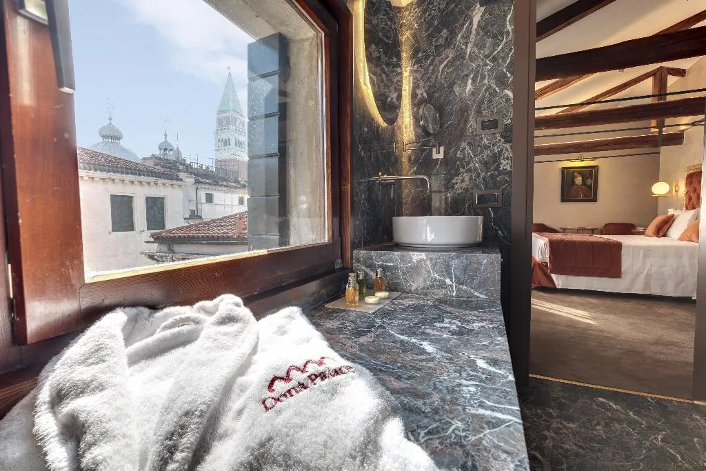 JUNIOR SUITE STANDARD Room, Dona Palace, Venice