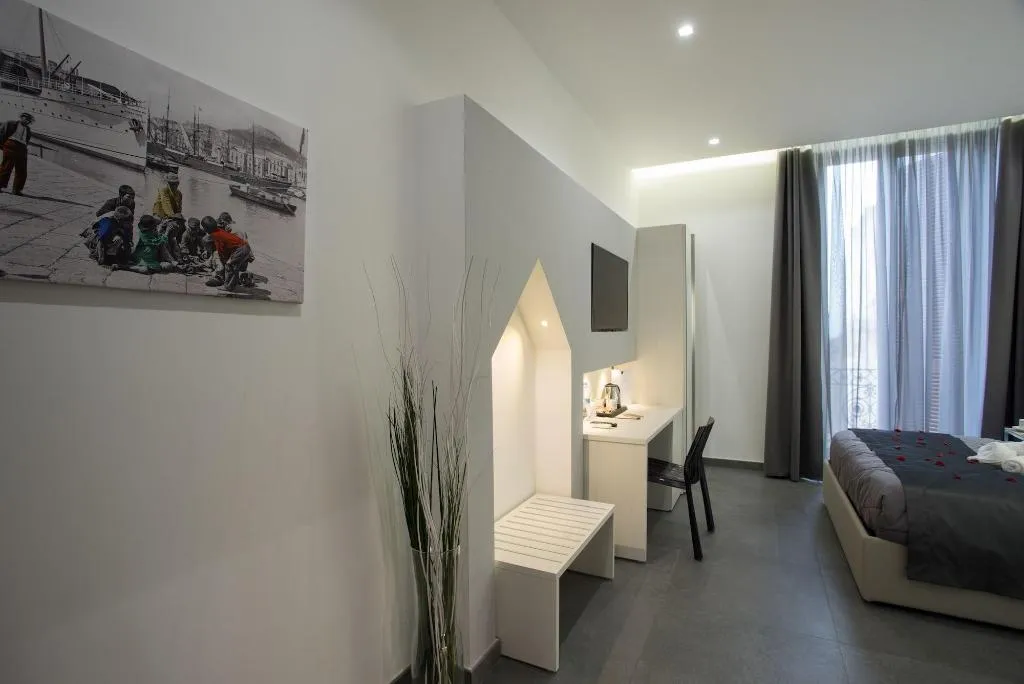 Room, Twice Naples, Naples
