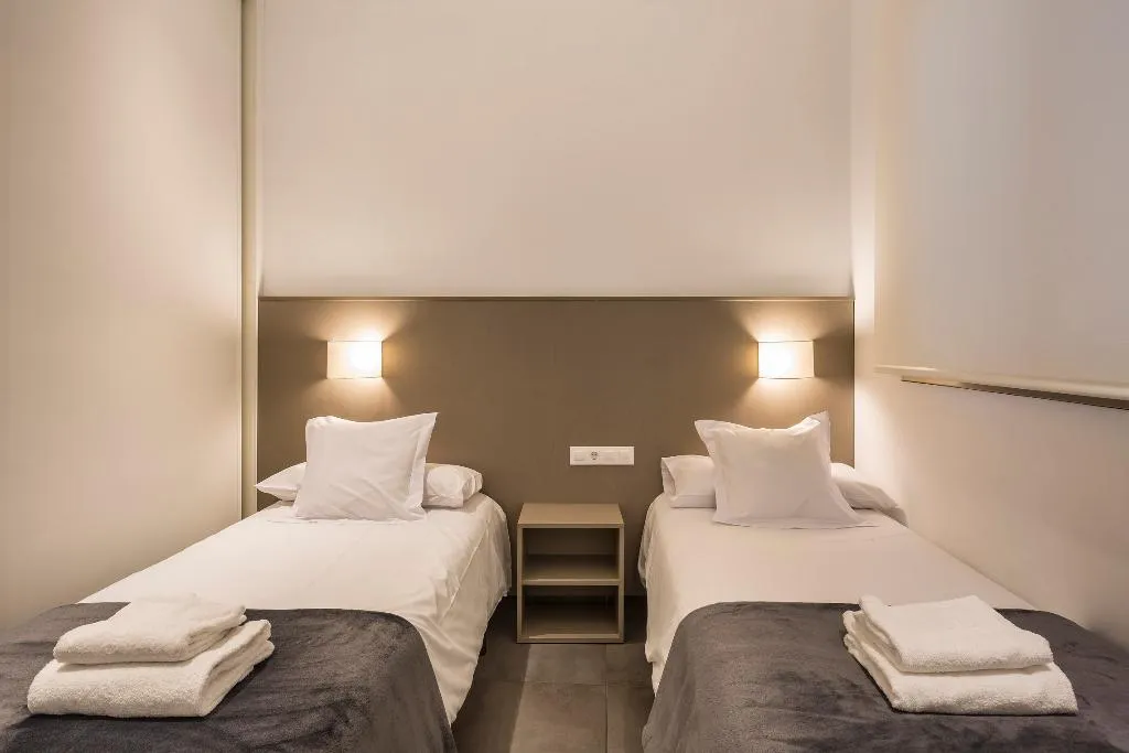 APARTMENT CAPACITY 5 TWO BEDROOMS Room, Mon Suites San Martín, Valencia
