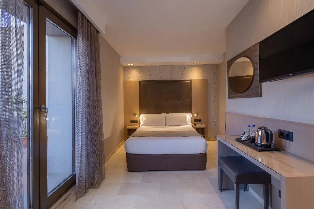 DOUBLE SINGLE USE WITH TERRACE Room, Gran Hotel Barcino 4*S, Barcelona