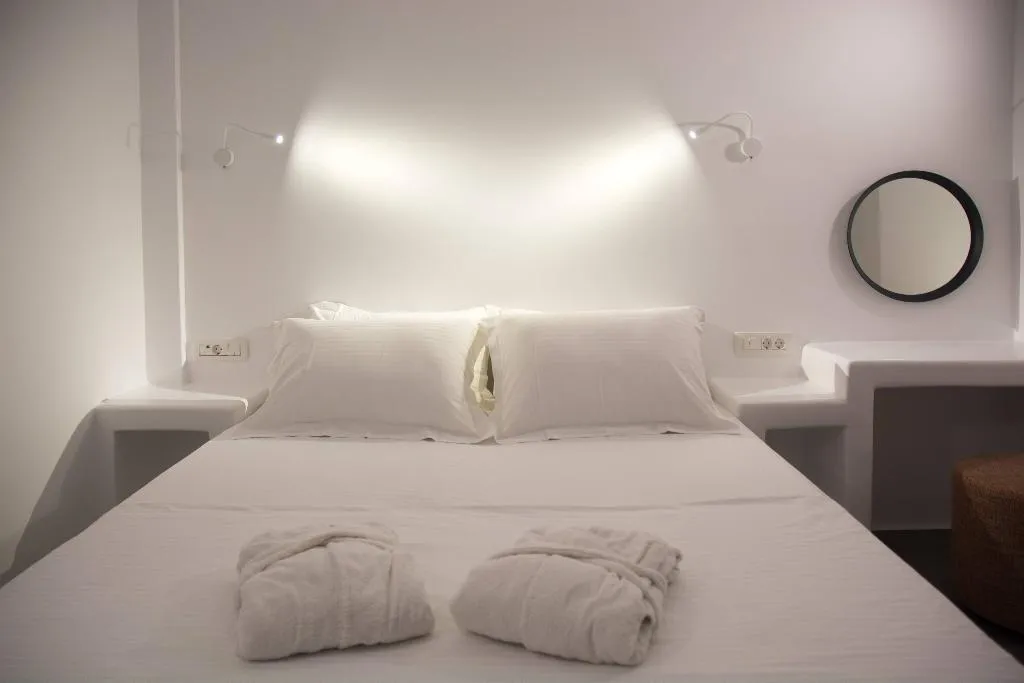 SUITE WITH PRIVATE POOL Room, Amphitrite Suites Santorini, Santorini
