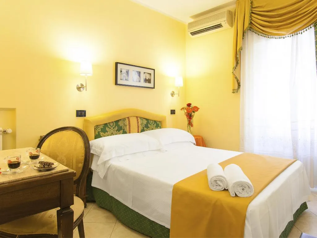 Room, Tuscolana, Naples
