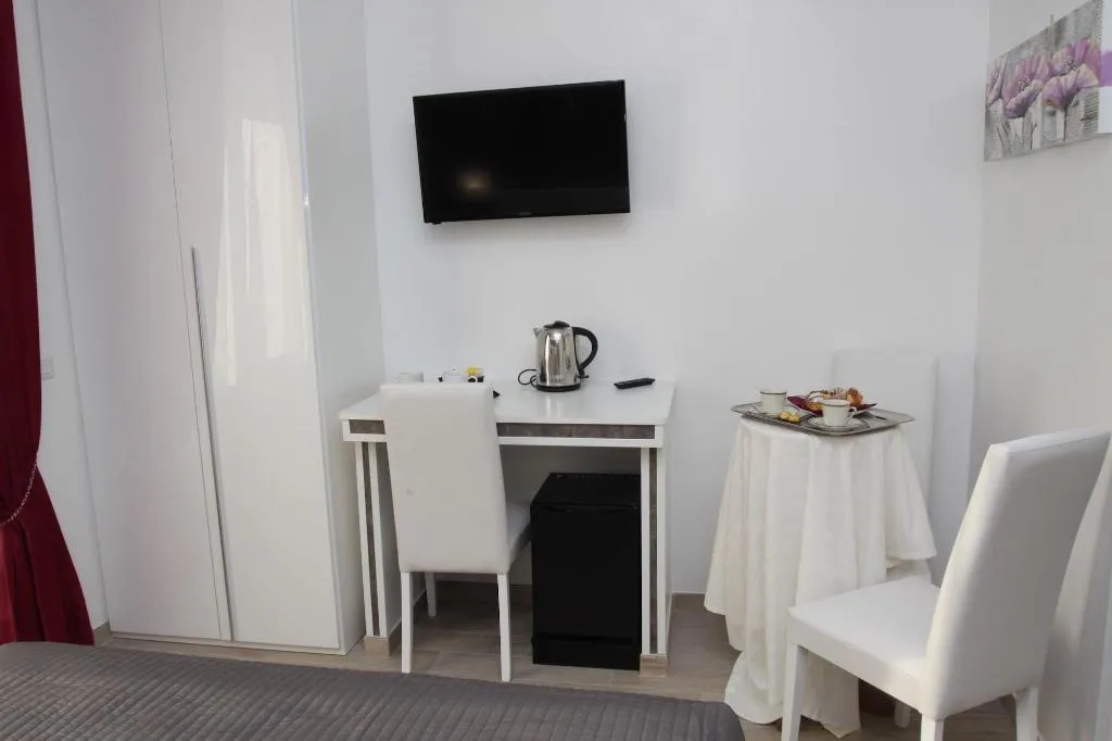 Room, Interno 2 Roma, Naples