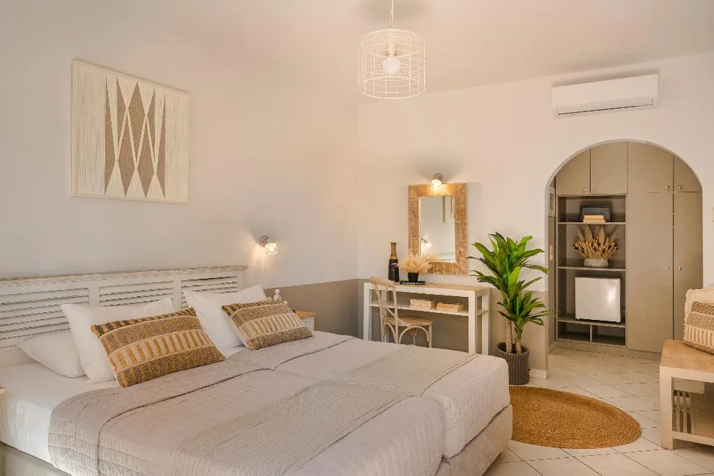 TWIN WITH DOUBLE BED Room, Makis Hotel, Kefallinia