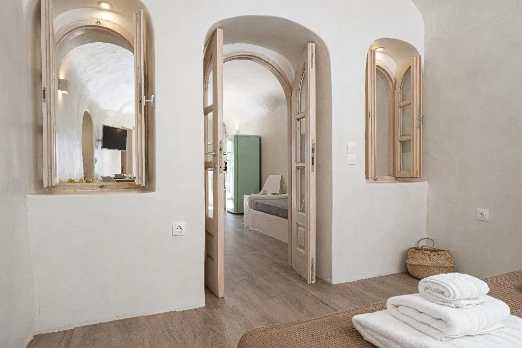 APARTMENT ONE BEDROOM ONE BATHROOM Room, White Orchid Cave House & Studio, Santorini