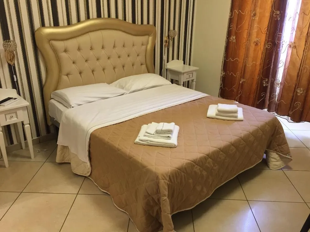 Room, New Sayonara, Naples