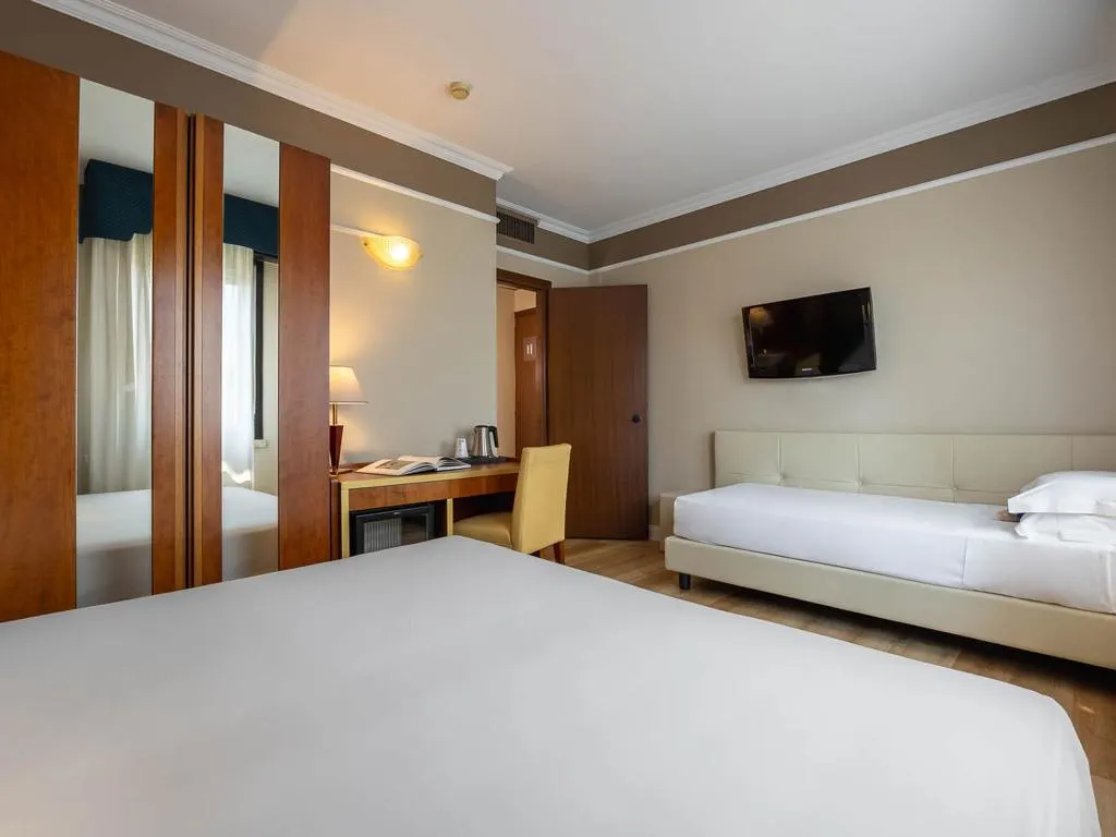TRIPLE ONE BEDROOM ONE BATHROOM Room, iH Hotels Padova Admiral, Venice